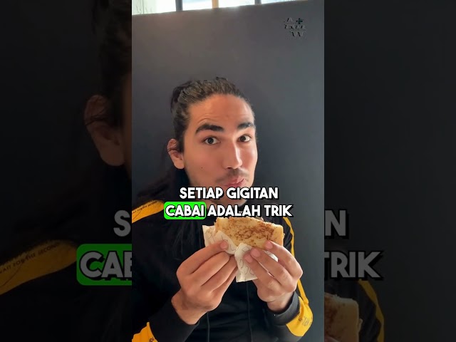 Tahukah kamu kenapa makan cabai bisa bikin bahagia?

Ini bukan karena rasa pedasnya, tapi karena tubuhmu "panik" dan meresponsnya dengan cara yang unik. Saat cabai masuk ke mulut, zat bernama capsaicin memberi sinyal ke otak bahwa ada "rasa sakit". Otakmu lalu bereaksi dengan melepaskan endorfin, zat kimia yang bikin kamu merasa senang, mirip seperti efek setelah olahraga.

Jadi, setiap gigitan cabai adalah semacam "trik" kecil untuk membuat otakmu bahagia. Uniknya, semakin pedas cabainya, semakin besar pelepasan endorfin. Tapi ingat, bahagia karena cabai itu ada batasnya. Jangan sampai perutmu protes setelahnya!

#BahagiaDenganCabai #MakanCabai #KesehatanMental #ManfaatCabai #EndorfinAlami #CabaiDanKebahagiaan #TipsSehat #KandunganCabai #NutrisiSehat #RasaPedas #SehatDanBahagia

Ikuti juga channel kami :
https://whatsapp.com/channel/0029VapVBjJDjiOTYezmbq2s

Cek video kami lainnya yaa! agar kesehatanmu terjaga & menambah wawasanmu:

KESEHATAN https://www.youtube.com/playlist?list=PLh7LPBZKajQOlkRw5oiaMtR7O-0xWU0M3 

KEHAMILAN https://www.youtube.com/playlist?list=PLh7LPBZKajQO8DVrhyC_e_aIUf-Hmtt3u

ANAK https://www.youtube.com/playlist?list=PLh7LPBZKajQNhrTrTK3rV_9vpw6euBIb7

TEKA-TEKI SEHAT https://www.youtube.com/playlist?list=PLh7LPBZKajQP42eN-B2f0cCu1IeJrCLx5

Klik SUBSCRIBE jika video kami bermanfaat dan menambah wawasanmu.
Klik SUBSCRIBE agar tak ketinggalan video terbaru dari kami. Subscribe gratis kok😊

Semoga apa yang kami sajikan di channel ini dapat bermanfaat, menambah ilmu dan wawasan bagi kita semua...

Kritik, saran dan pesan bisa disampaikan di kolom komentar yah...
Terimakasih sudah berkunjung di channel kami👍