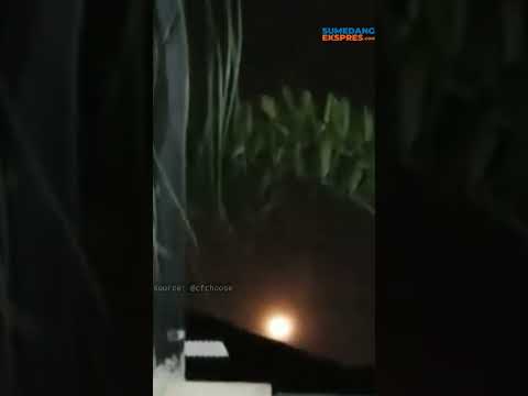 Warga Depok Ramai melihat meteor jatuh di langit malam Kota Depok, Jakarta
