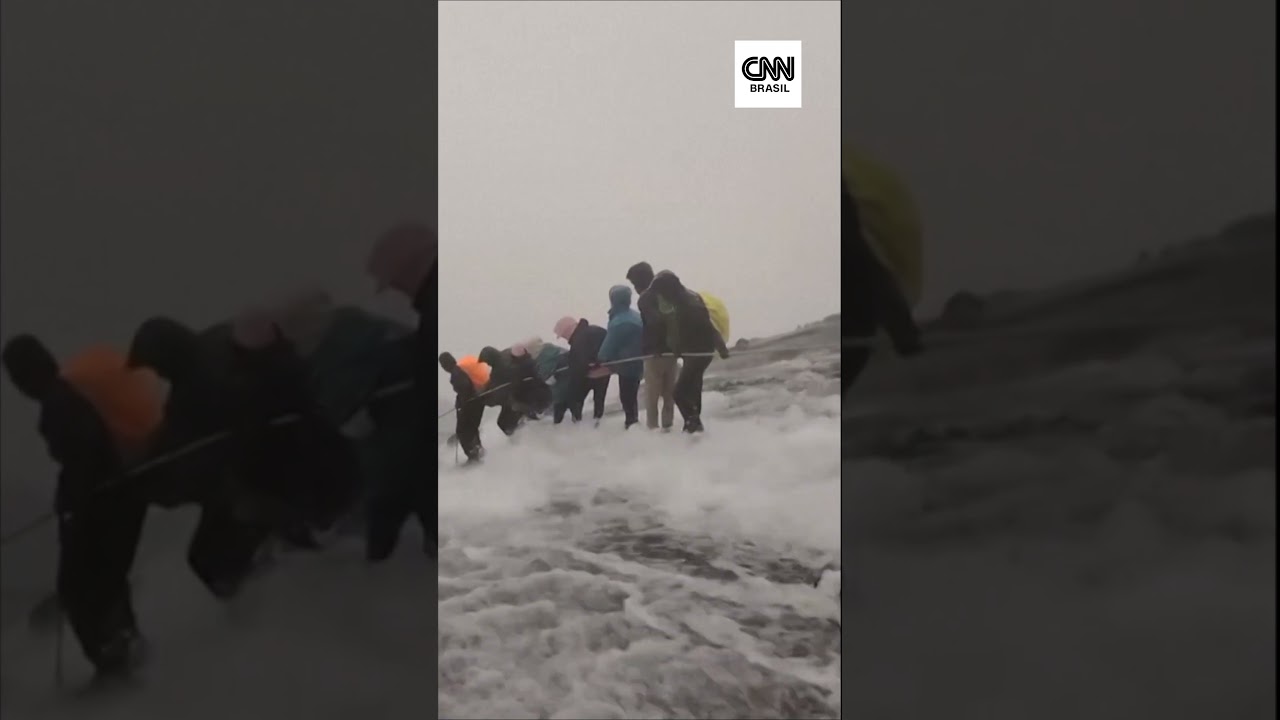Alpinistas enfrentam tempestade durante trilha na Malásia