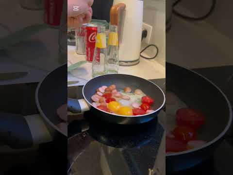 Готовлю омлет на завтрак 🍳 #kidscooking #kidsfun #kidsfunnyvideos