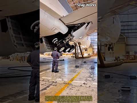 기체 결함 방지를 위한 정비 격납고 랜딩기어 수축 공정 #worker #process #aviationgeek #hangar #flightcheck