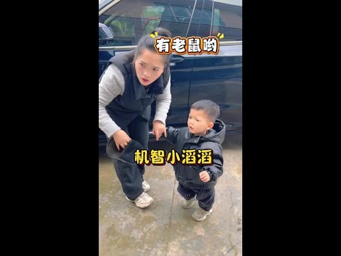 两岁萌娃喊妈妈救老鼠偷饭