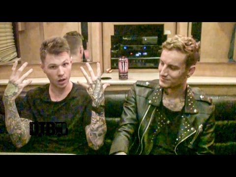 Crown The Empire - CRAZY TOUR STORIES Ep. 355 - UCybDimFZ3eoUQxSArdqCe9g