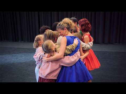Tranen van geluk! K3 valt binnen tijdens auditie kindercast Doornroosje, De Musical.