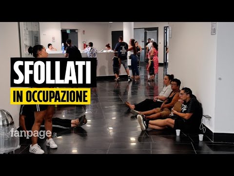 Sfollati della Vela Celeste occupano l'Università a Scampia: "Qui situazione che può esplodere"