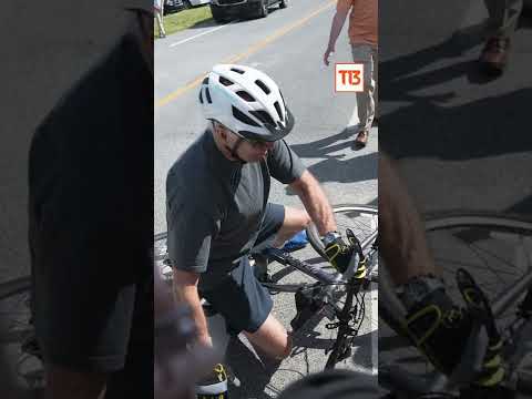 Joe Biden sufre caída en bicicleta #Shorts