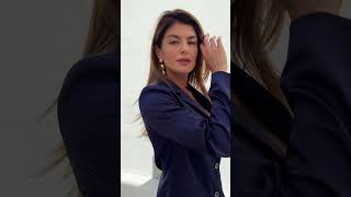 Terno Feminino Azul Iris Acetinado: O Brilho da Coleção Gabrielle | Via Woman