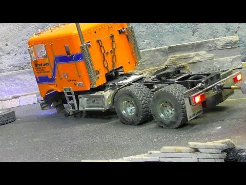 RC Truck loses Wheel! New Russian Ural 4320 with Low Loader first ride! - UCT4l7A9S4ziruX6Y8cVQRMw