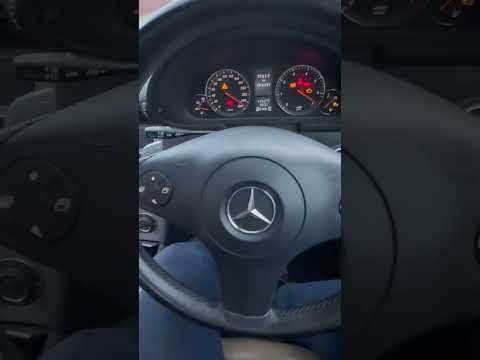 Hoe de TPMS-waarschuwingslamp van de Mercedes C-klasse uit 2008 opnieuw in te stellen.