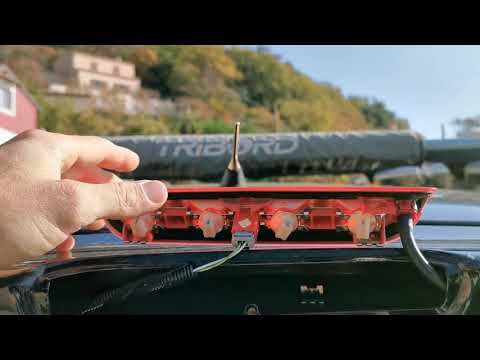 Как заменить лампочку третьего стоп-сигнала на Citroen C3 Picasso