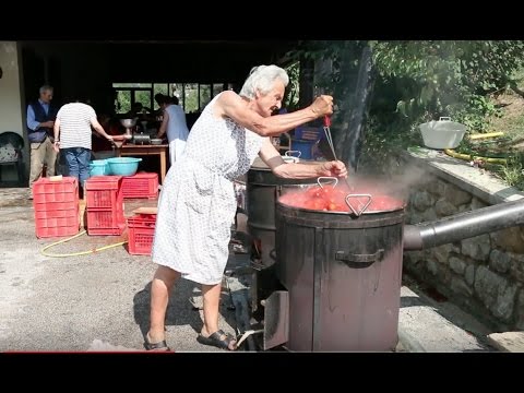 How to make tomato passata | Pasta Grannies - UCedsqpl7jaIb8BiaUFuC9KQ