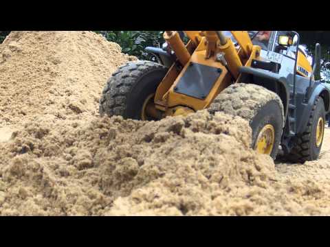 Construction of a water retention area with RC Wheelloader and Excavator - UC4RjrGuDkWbGMNyznRrE-GQ