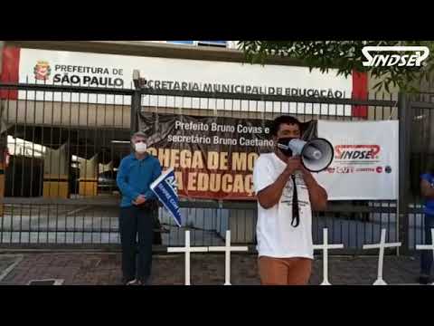 Protesto em homenagem aos profissionais da educação vítimas da Covid-19 é realizado em frente a SME