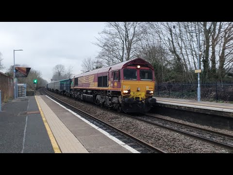 2x Class 66s pass Saunderton with a (very dusty!) aggregates train!