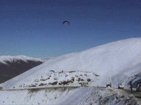 Huge snowkite road gap in New Zealand - UCblfuW_4rakIf2h6aqANefA