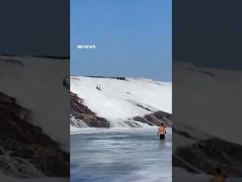 Banhistas são arrastados por onda gigante na Praia de Itacoatiara, em Niterói #shorts