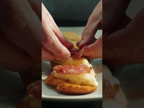 Bruschetta de queijo Pecorino com Salamini de Trufas Negras Cancian Artesanal e Mel de Acácia 🥖🤩