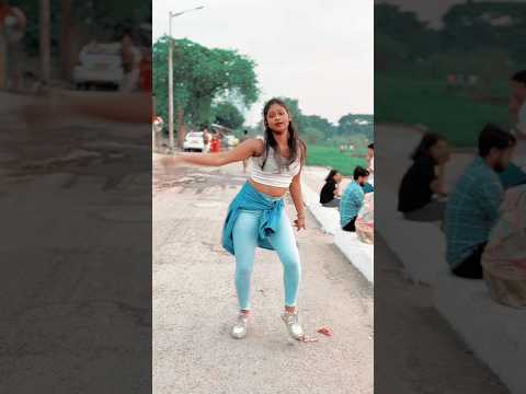 bich sarak mine dil dharak raha hai @payelstar #viewsforviews #8millionviews #likeforvideo