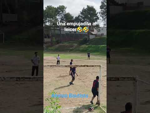 una enpujadita extra para el contrarío #futbol