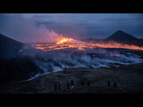 Ισλανδία: «Τολμηροί» επισκέπτες στο ηφαίστειο που εκρήγνυται…