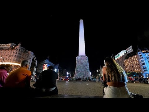 Giornata del riciclo, a Buenos Aires obelisco ricoperto di plastica