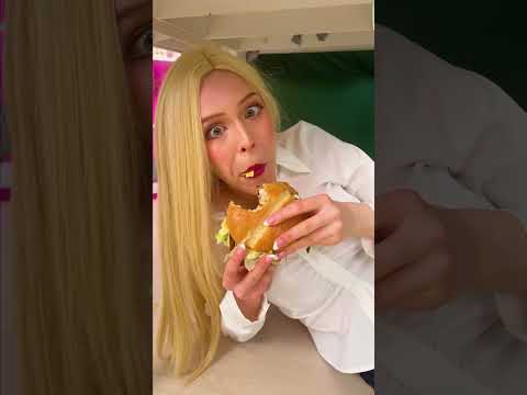 MA COSA FA?! 😂🦴 Il ladro di cibo più furbo del mondo è sotto di me... ✨