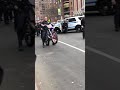 Un policier sur une motocross confisquée (New York)