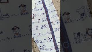 Macacão bebe menino todo em suedine com estampa de cachorrinho com detalhe em viés de piquet na cor jeans