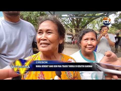 Warga Berebut Uang Koin Pada Tradisi Tawurji di Keraton Kanoman