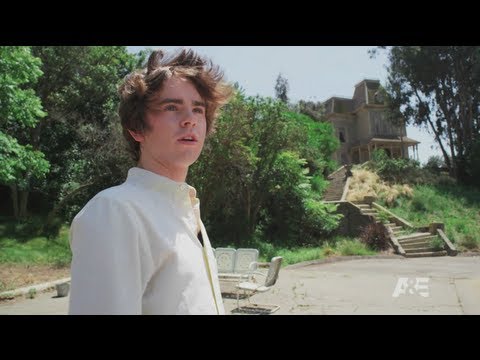 Freddie Highmore visits Psycho house, Bates Motel at Universal Studios Hollywood for SDCC 2013 - UCYdNtGaJkrtn04tmsmRrWlw