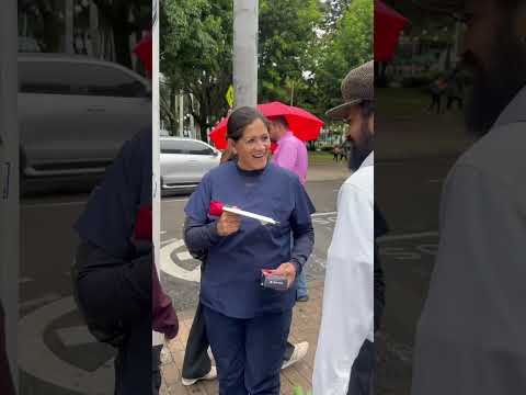 En un mundo donde ya no se dedican canciones, hacerlo es un acto revolucionario.