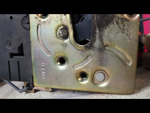 Smontaggio della serratura e della chiusura centralizzata della Peugeot 206