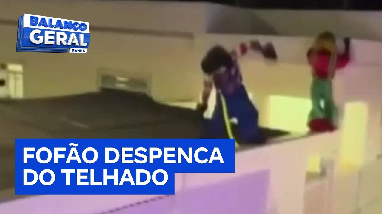 Fofão cai de telhado durante apresentação do trenzinho da alegria em Minas Gerais