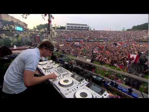 Martin Solveig at Tomorrowland 2012 - UCsN8M73DMWa8SPp5o_0IAQQ