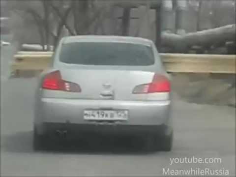 Pewien Rosjanin postanowił w oryginalny sposób przetransportować swoim samochodem długie deski...