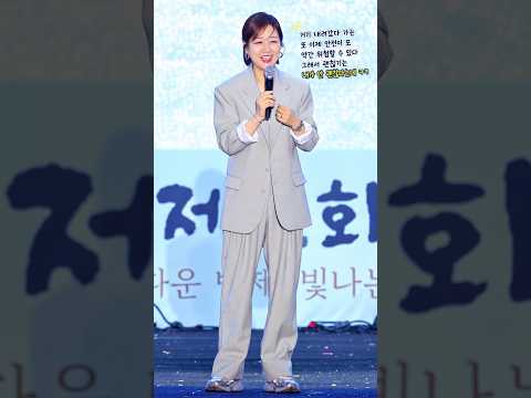 장윤정 <strong>이뻐요</strong>? 실물이 좀 나은 편이죠? 가까이서 보면 진짜 이쁜데 조금 먼게 좀 안타깝긴 한데 ㅋㅋ