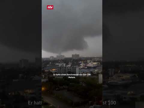 Blitzender Tornado fegt über Florida | #ntv #shorts #florida #tornado