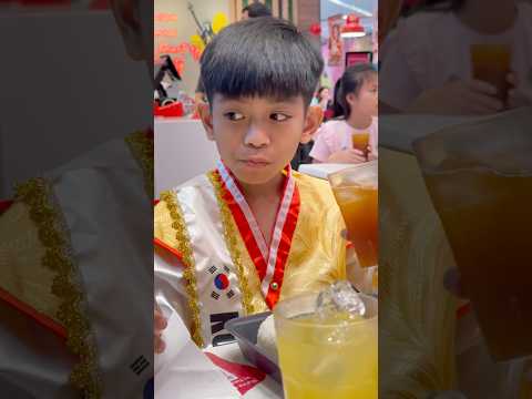 MR. KOREA ENJOY EATING SOY GARLIC CHICKEN BONCHON #bonchon #soygarlic #unitednations