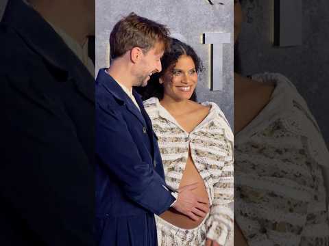 PSA: This is how you announce a pregnancy on the red carpet ❤️
