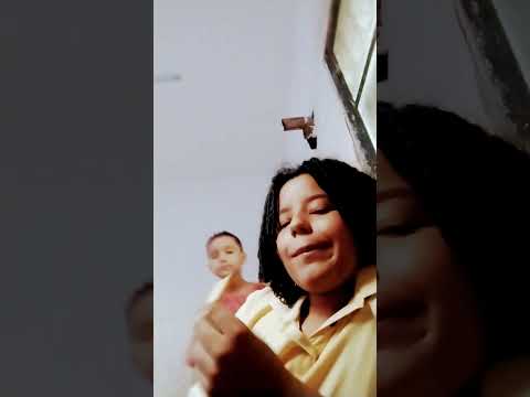 provando o KitKat sabor misterio