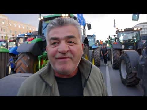 Οι αγρότες από το Σύνταγμα μιλούν στην κάμερα του CNN Greece