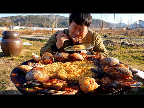 🦀🍜꽃게와 조개, 미더덕, 아귀까지 가득 넣은 솥뚜껑 해물라면! (Hot instant noodles with Seafood) 요리&먹방!! - Mukbang eating show