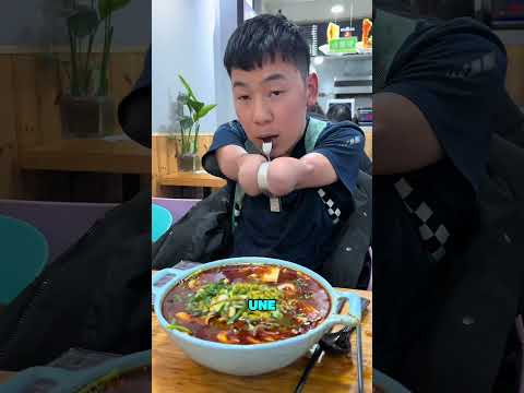 Les Gens se Riaient de Lui Car il N'avait Plus de Mains, Mais... 😮🍝