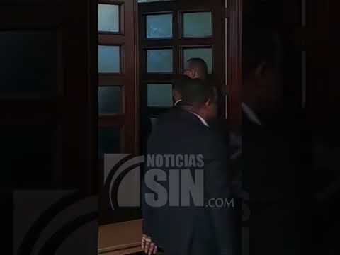 Entran a la sala de audiencia los masgistrados del MP