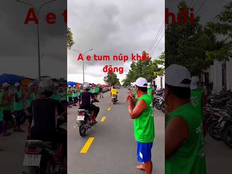 A e tum núp khởi động xuống ghe tập