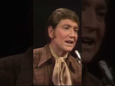 Willie Nelson <strong>in</strong> 1969 with short <strong>hair</strong> (with Glen Campbell on “Hello Walls”)