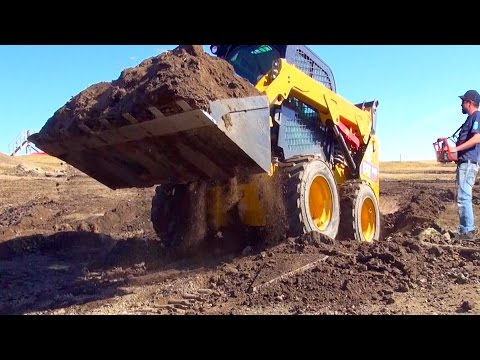 Making a DiRT RACE TRACK w/ a HUGE Radio Control Skid Steer | RC ADVENTURES - UCxcjVHL-2o3D6Q9esu05a1Q