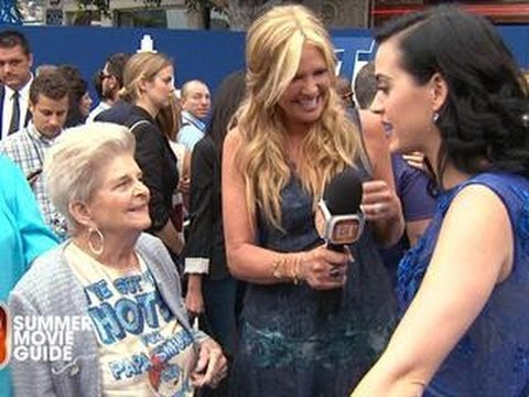 Katy Perry & Grandma Jibe at 'Smurfs 2' Premiere - UCdtXPiqI2cLorKaPrfpKc4g