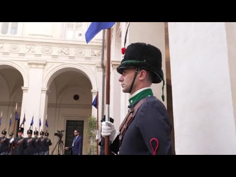Orban saluta la premier Meloni con il baciamano al suo arrivo a Palazzo Chigi