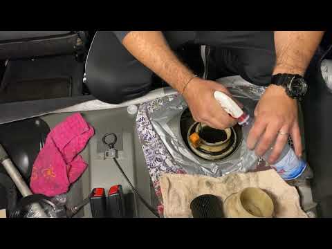 Come sostituire il filtro della benzina su una Mini Cooper S R53